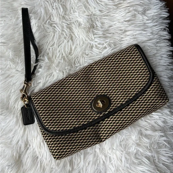 Coach Checkered Jacquard Turnlock Wristlet 🖤 - Picture 10 of 10